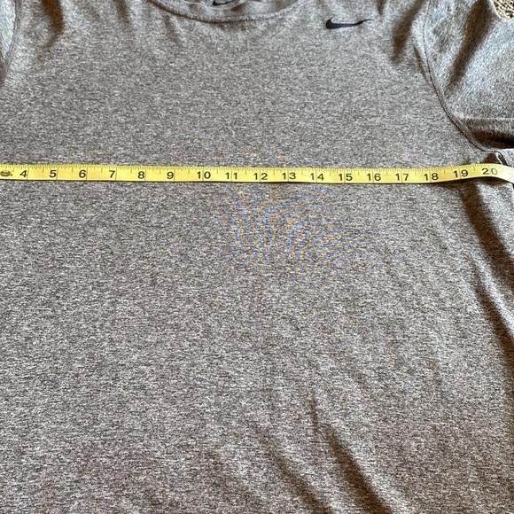 Nike Dri Fit Long Sleeved Gray Shirt Size Medium in Like New Condition - Picture 6 of 8